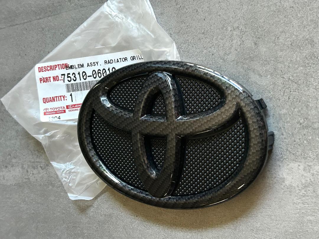 Toyota Camry 12-17 Carbon Fiber Effect Front Emblem – Deep Blue Chrome