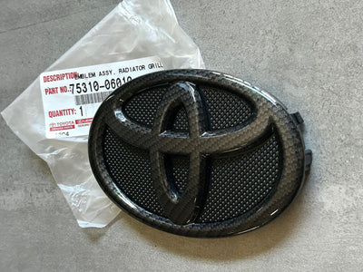 Toyota Camry 12-17 Carbon Fiber Effect Front Emblem